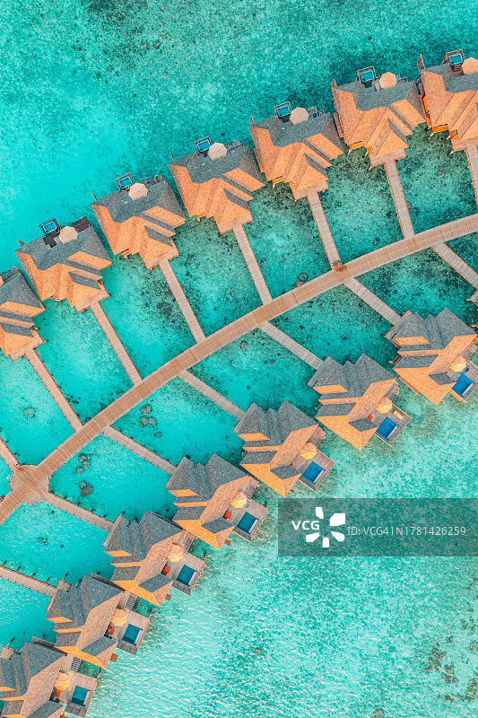 马尔代夫壮丽海滩航拍景观：日落海景、水上别墅与栈桥图片素材