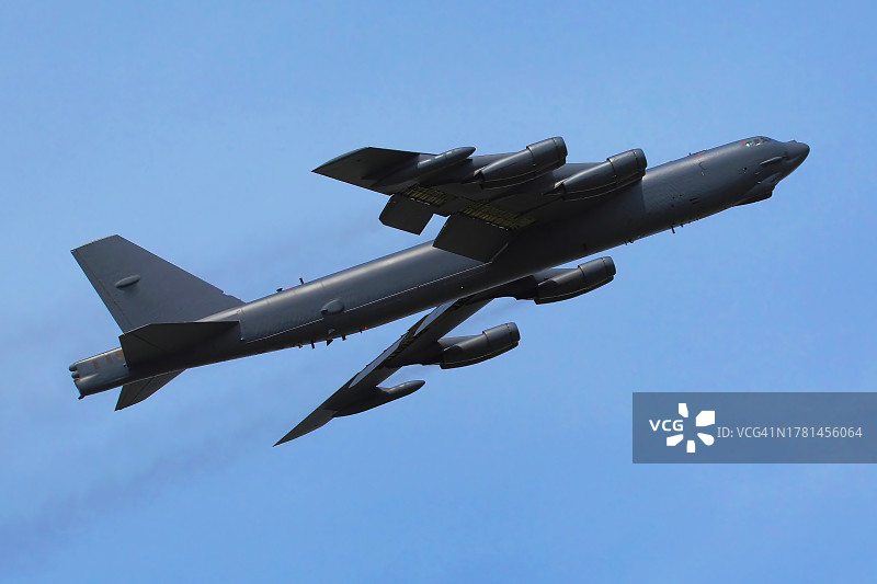B-52轰炸机在空中图片素材