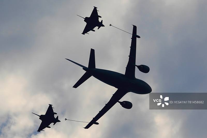 空中加油机与两架战斗机的轮廓图片素材