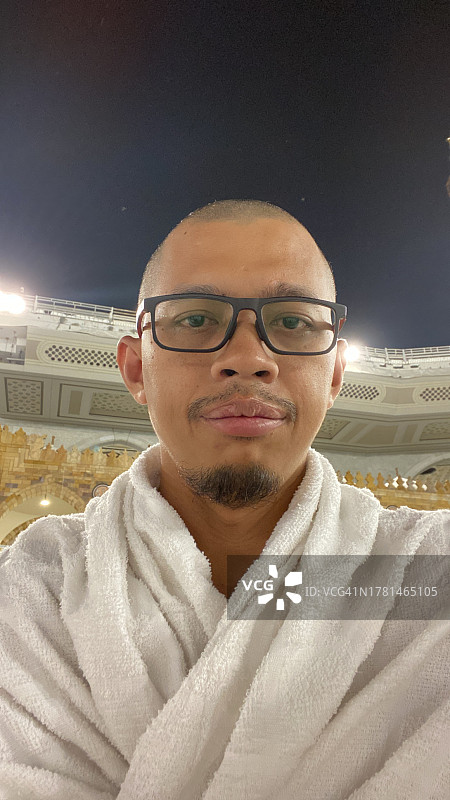 光头的亚洲人在麦加图片素材