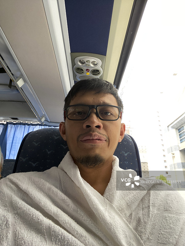 亚洲男子在沙特阿拉伯麦加的副朝期间自拍图片素材