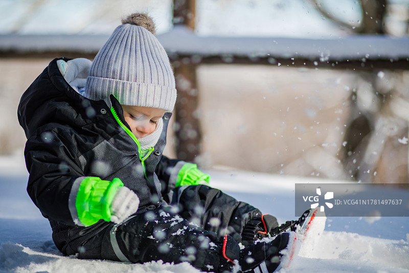 快乐的宝宝在雪地里玩耍图片素材