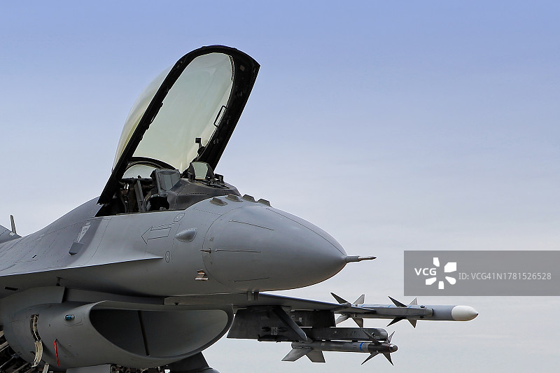 带有开放式座舱和导弹武器的军用战斗机图片素材