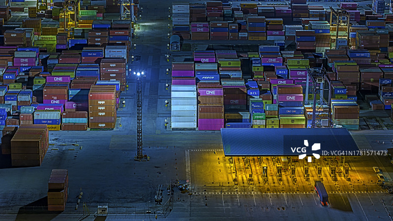 夜间港口集装箱堆场鸟瞰图片素材