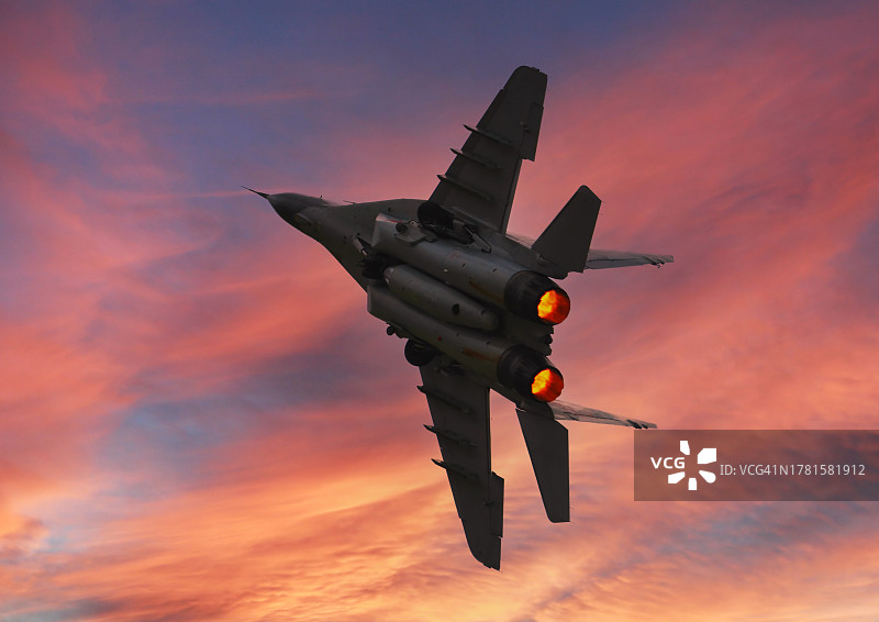 日落时分天空中的军用战斗机图片素材
