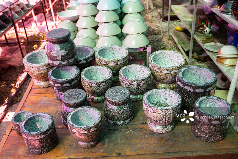 陶瓷制品摆放在销售陶瓷和餐具的餐厅图片素材