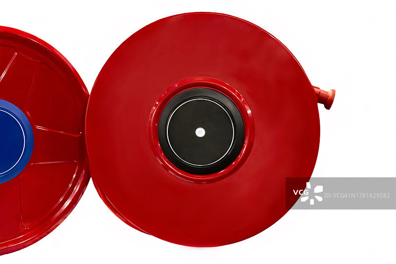 白色背景上的红色消防水带图片素材