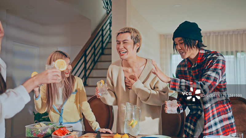 一群朋友在家中聚会，一起享用健康的饮品图片素材