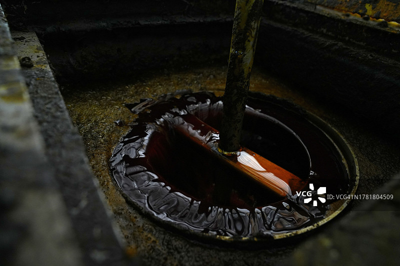 装满棕榈油的容器图片素材