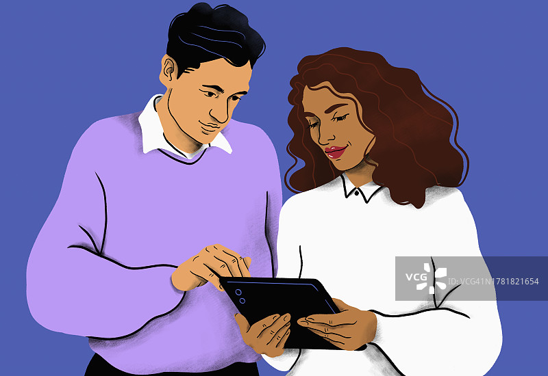 情侣在蓝色背景上一起使用平板电脑图片素材