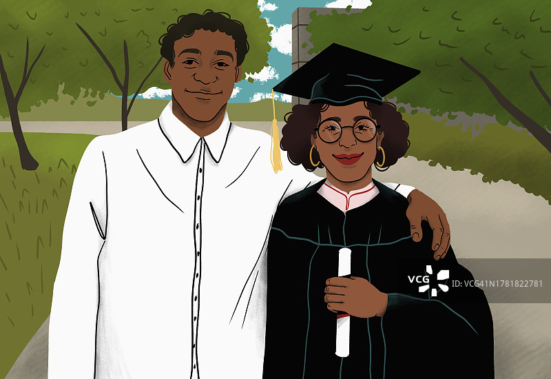 毕业典礼上与大学毕业母亲在一起的快乐自豪的儿子人像图片素材
