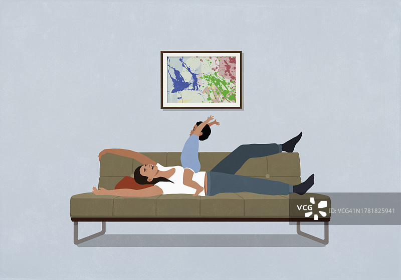 快乐母子在客厅沙发上玩耍图片素材