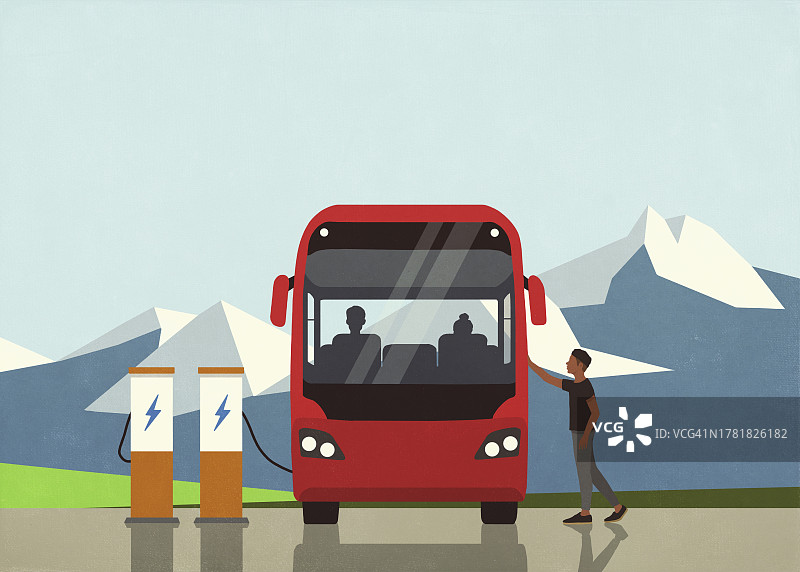 男人在山区电动充电站乘坐公共汽车图片素材