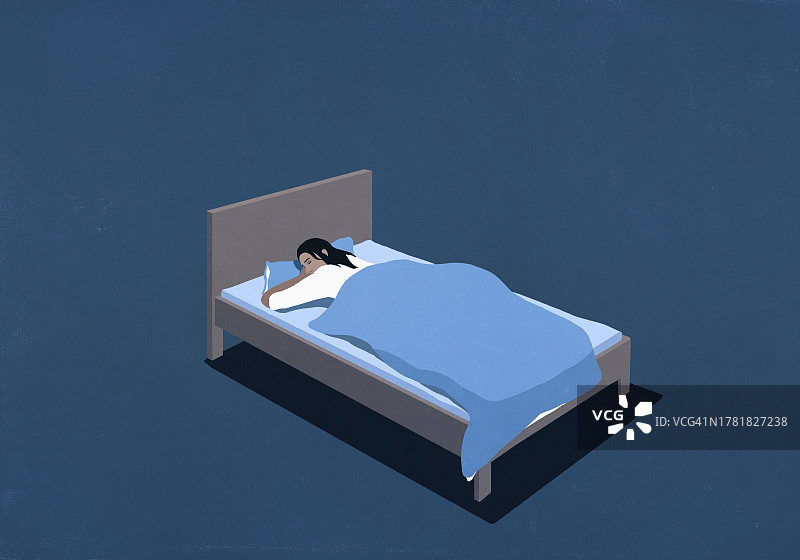 疲惫的女人在夜晚的床上睡觉图片素材