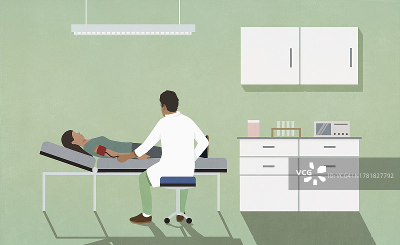 医生在诊所检查床上为病人量血压图片素材