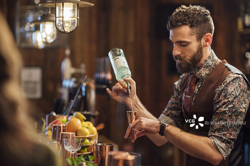 倒入烈酒图片素材