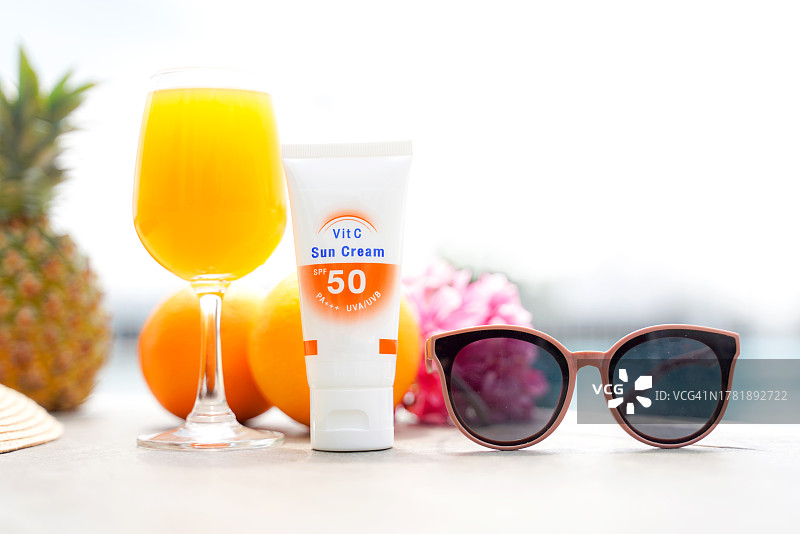 夏季防晒与橙汁饮品图片素材