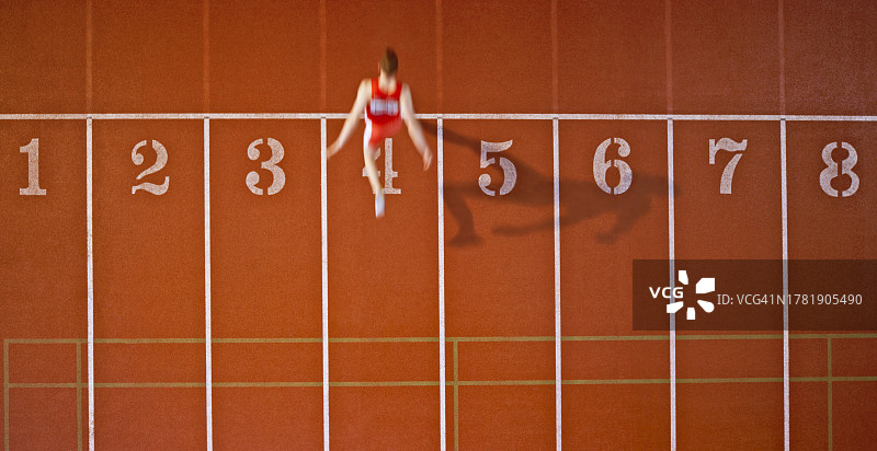 男人冲过终点线图片素材