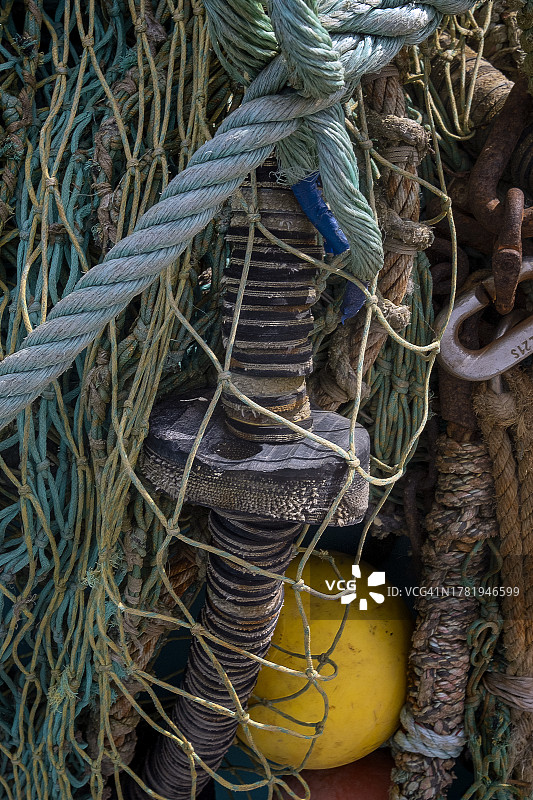 苏格兰柯克沃尔渔网、浮标和五金特写图片素材