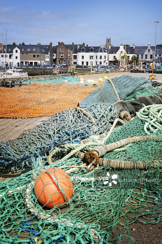 苏格兰柯克沃尔码头上色彩鲜艳的渔网和浮标图片素材