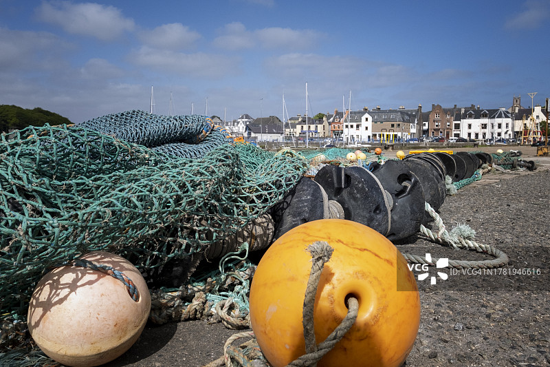 苏格兰柯克沃尔景观的彩色渔网和浮标图片素材