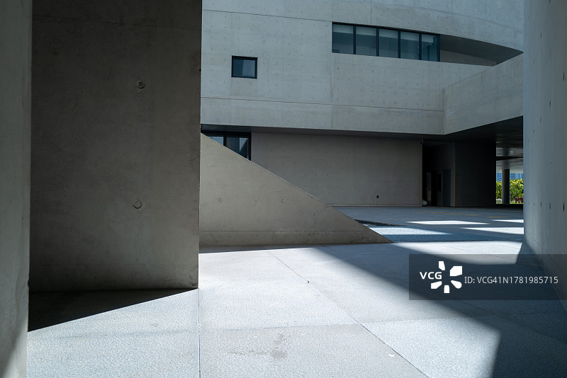 现代建筑前的空大理石地面图片素材