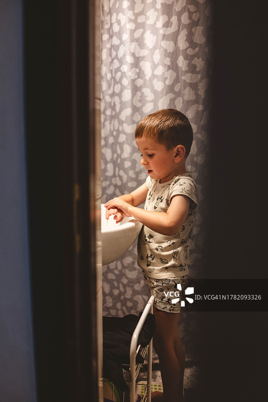 浴室里的男孩图片素材