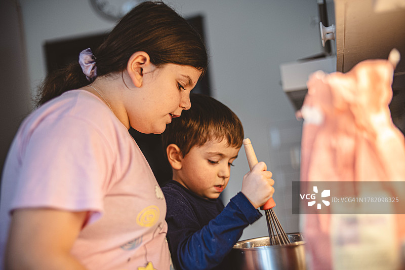 兄妹一起烘焙图片素材