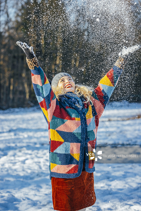 冬季森林附近雪地上快乐的女人图片素材