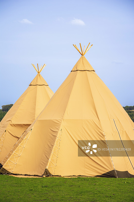 原野上的帐篷景观图片素材