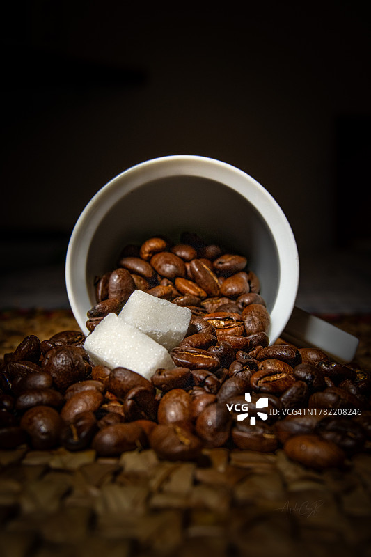 桌子上烤咖啡豆的特写图片素材