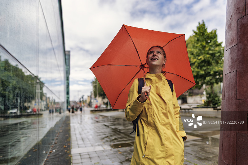 少女在英国布里斯托旅游观光图片素材