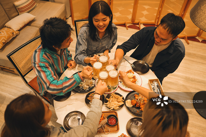 亚洲朋友们举杯啤酒庆祝节日图片素材
