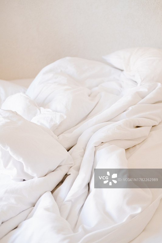 床上白色亚麻布褶皱图片素材