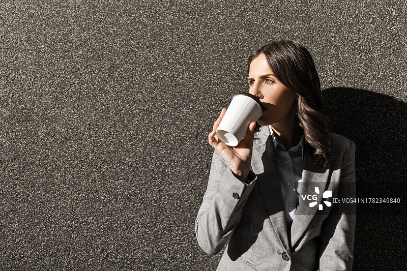 城市中的年轻女商人肖像图片素材