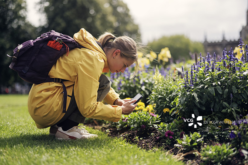 在布里斯托拍摄花朵的少女图片素材
