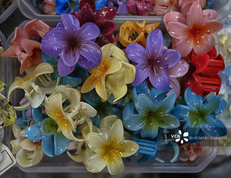 伊兹密尔市场上出售的花朵形发夹图片素材
