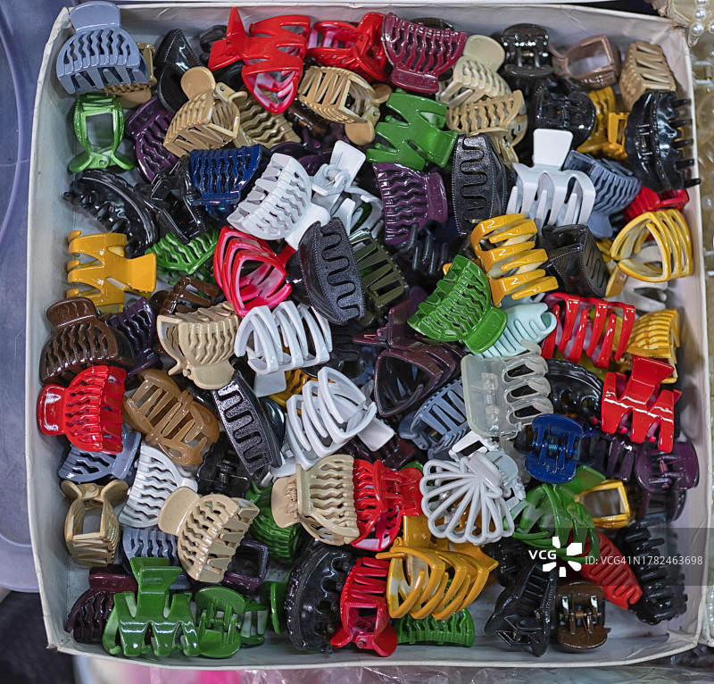 俯视视角：市场摊位上出售的精美发夹图片素材