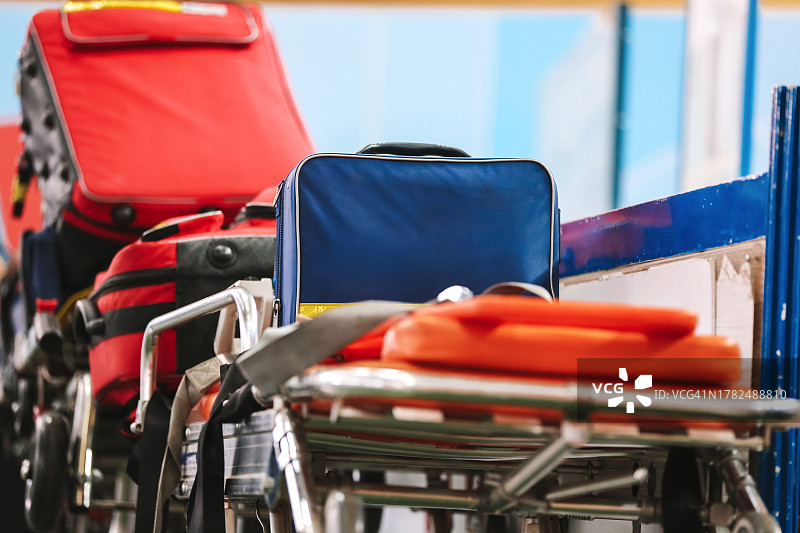 准备好急救的医院担架和急救箱图片素材
