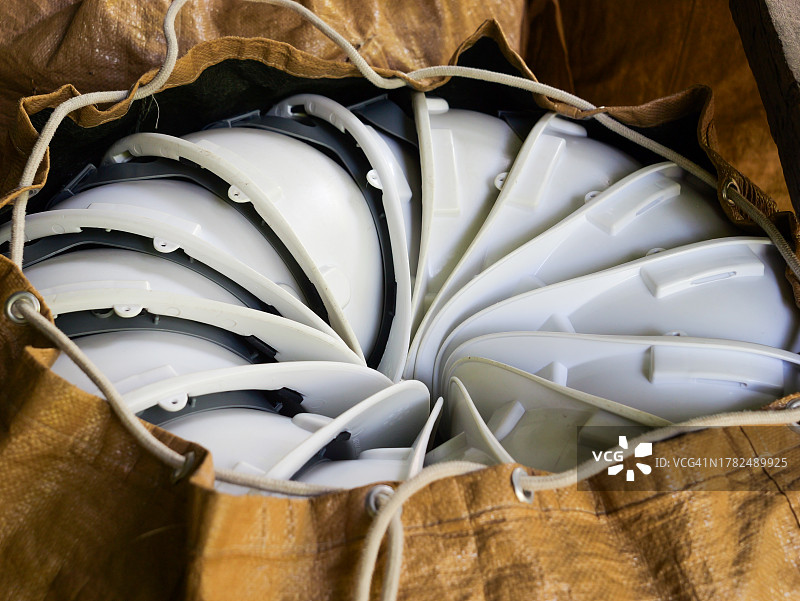 安全帽集合，整齐排列在袋子里图片素材