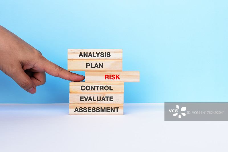 木块上的风险相关词汇图片素材