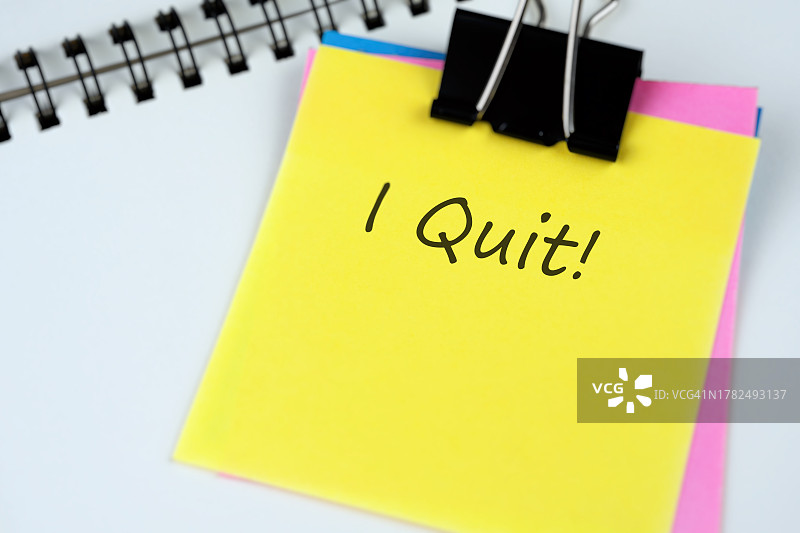 写有“我辞职了”字样的便签图片素材