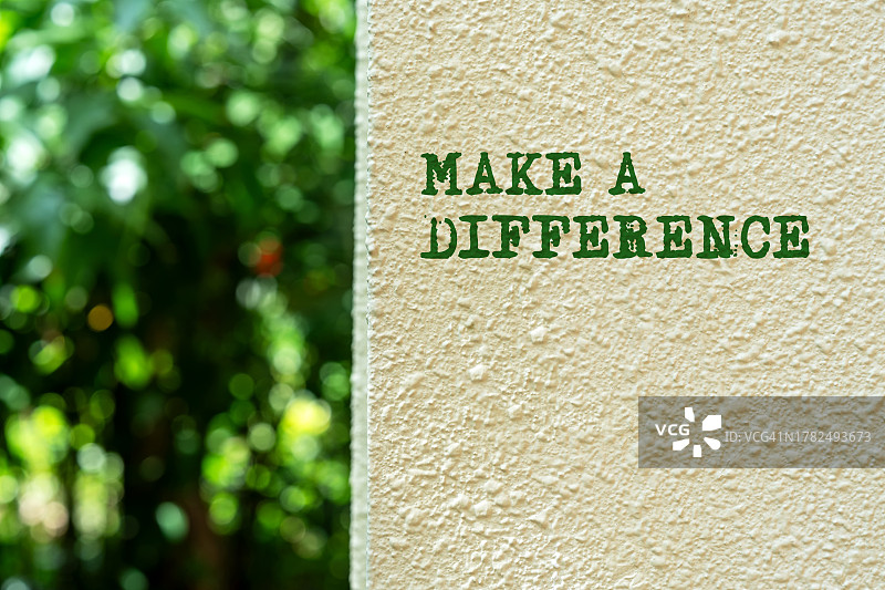 在水泥墙上写下“做出改变”图片素材