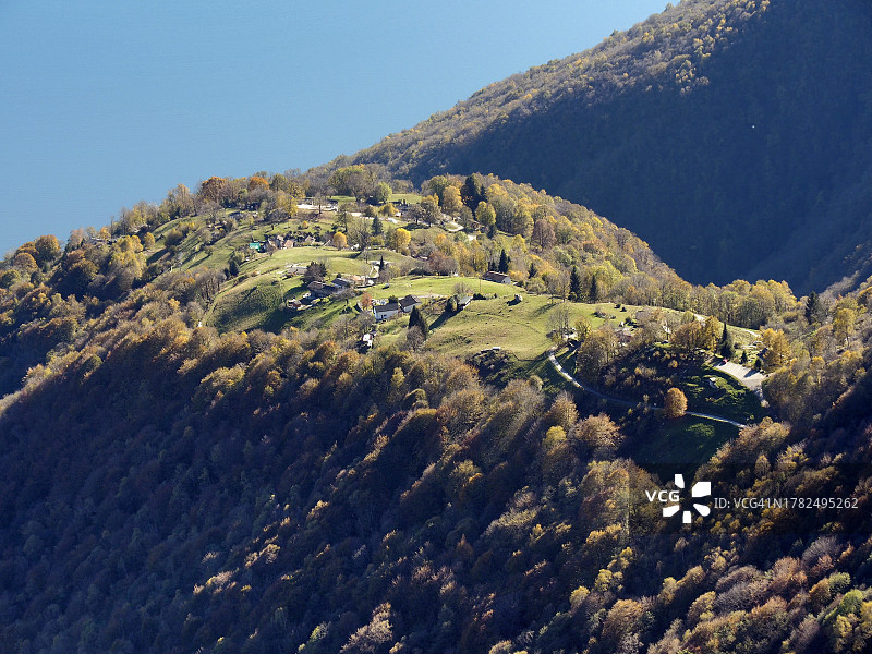 从莱昂山顶俯瞰梅尔古尼奥和马焦雷湖图片素材
