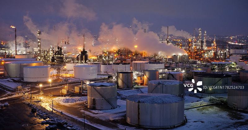 科罗拉多州商业市化工厂雪夜航拍景观图片素材