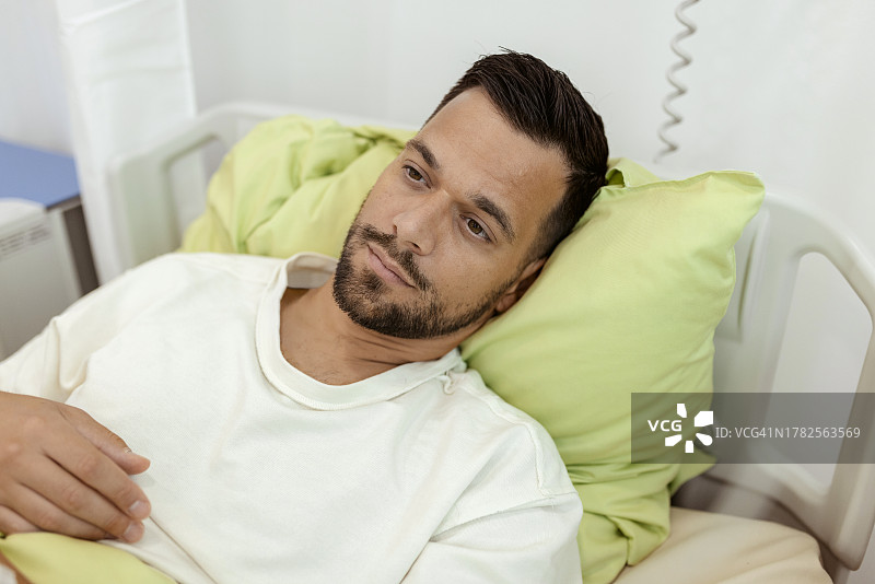 焦虑的病人躺在医院病床上图片素材