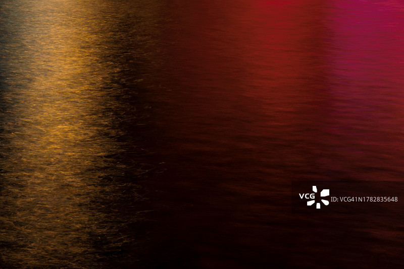 黑暗之后抽象的红色和金色城市灯光倒影图片素材