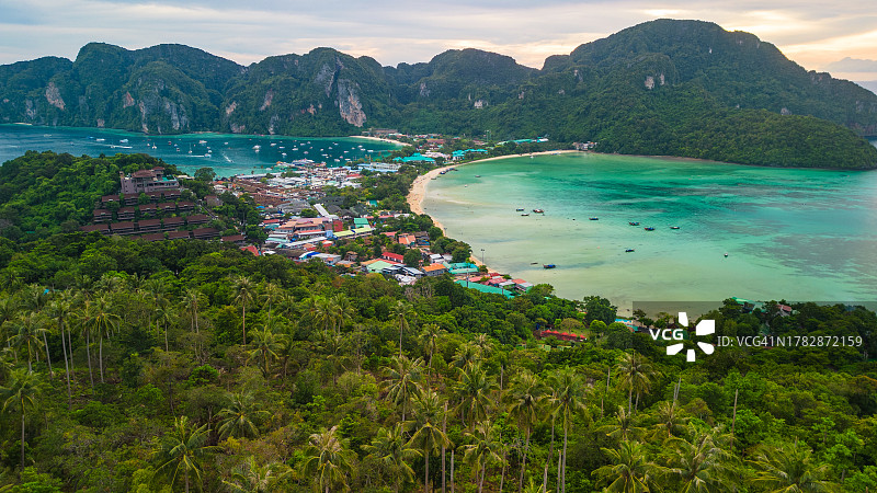 航拍视角：泰国甲米府皮皮岛的城镇与码头船只图片素材
