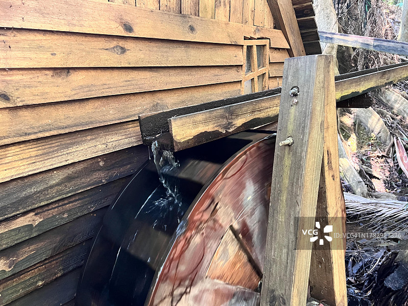 利用水力发电的复古水磨坊图片素材