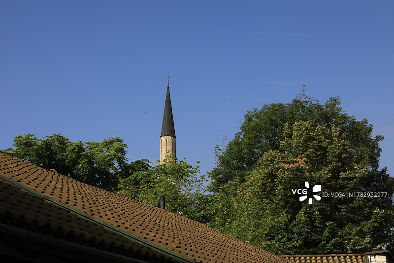 晴空下的伊斯兰清真寺和宣礼塔图片素材